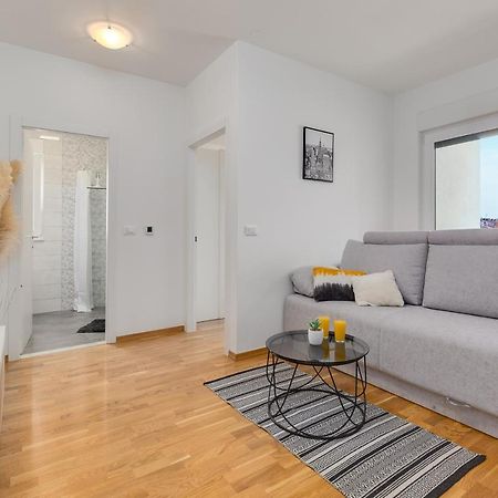 Apartment Roni + Besplatan Parking Zadar Eksteriør billede