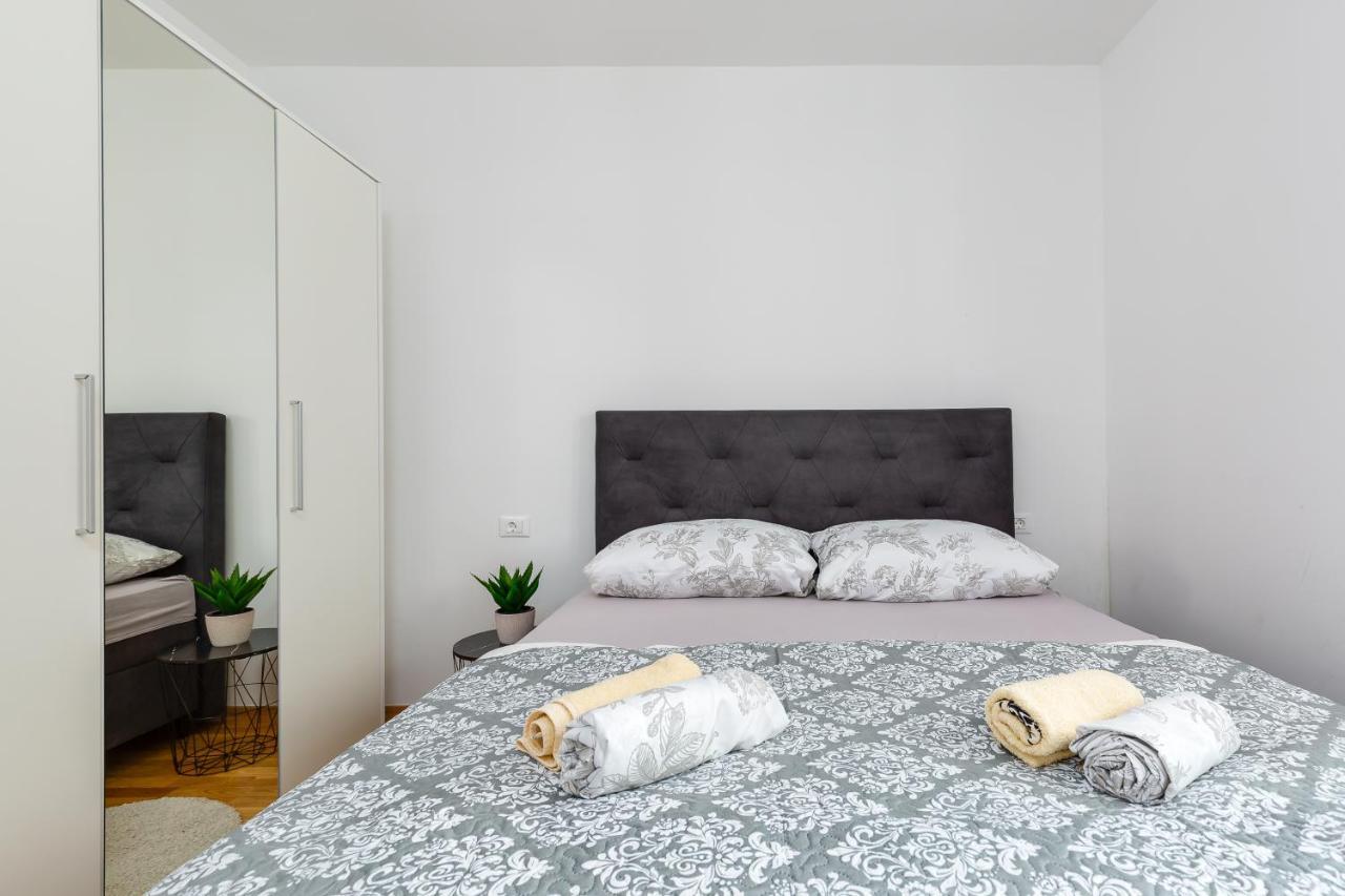 Apartment Roni + Besplatan Parking Zadar Eksteriør billede