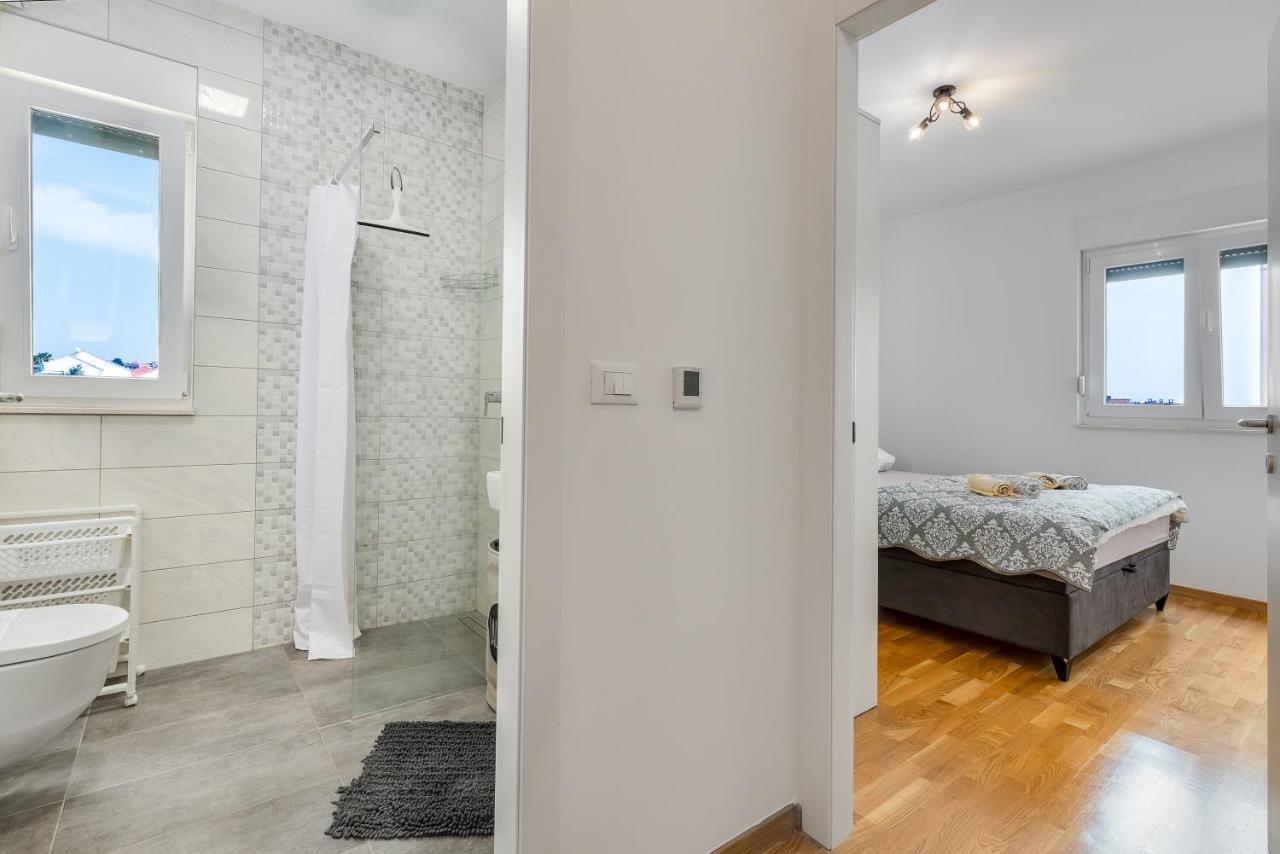 Apartment Roni + Besplatan Parking Zadar Eksteriør billede