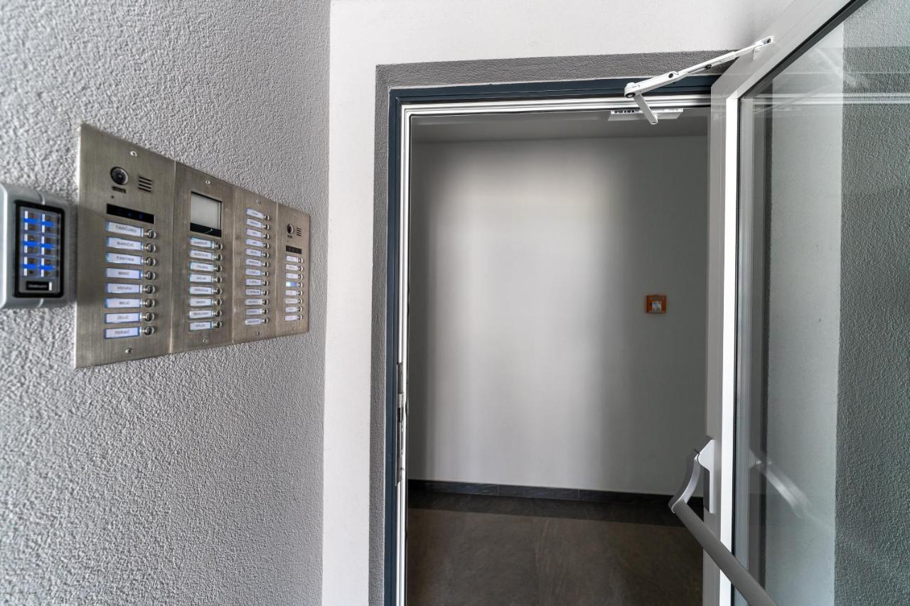 Apartment Roni + Besplatan Parking Zadar Eksteriør billede