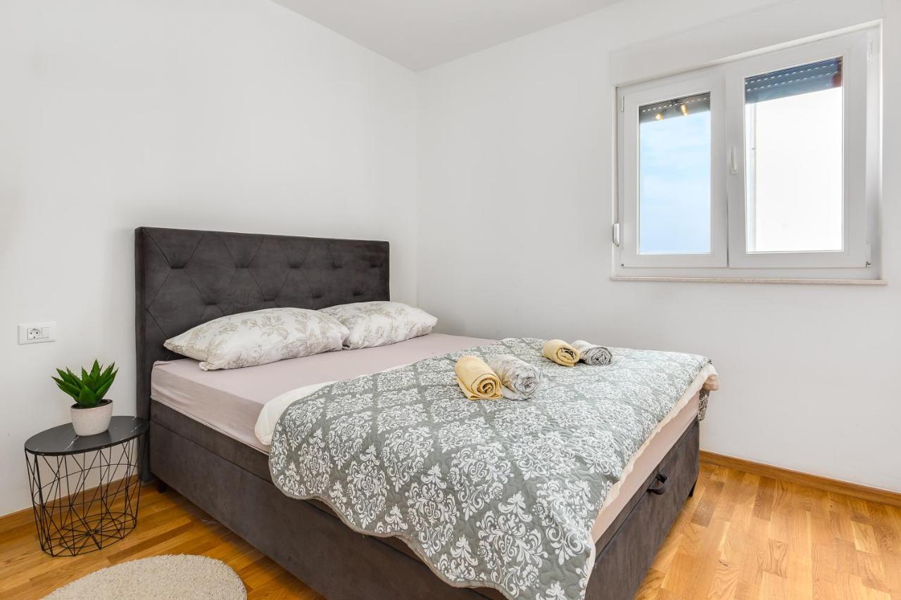 Apartment Roni + Besplatan Parking Zadar Eksteriør billede