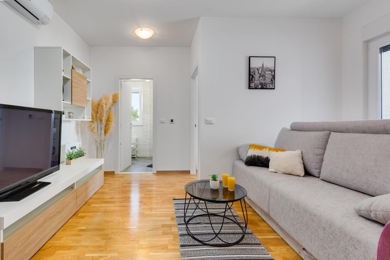 Apartment Roni + Besplatan Parking Zadar Eksteriør billede