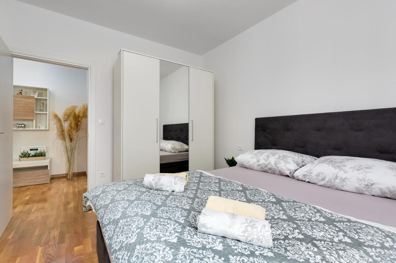 Apartment Roni + Besplatan Parking Zadar Eksteriør billede